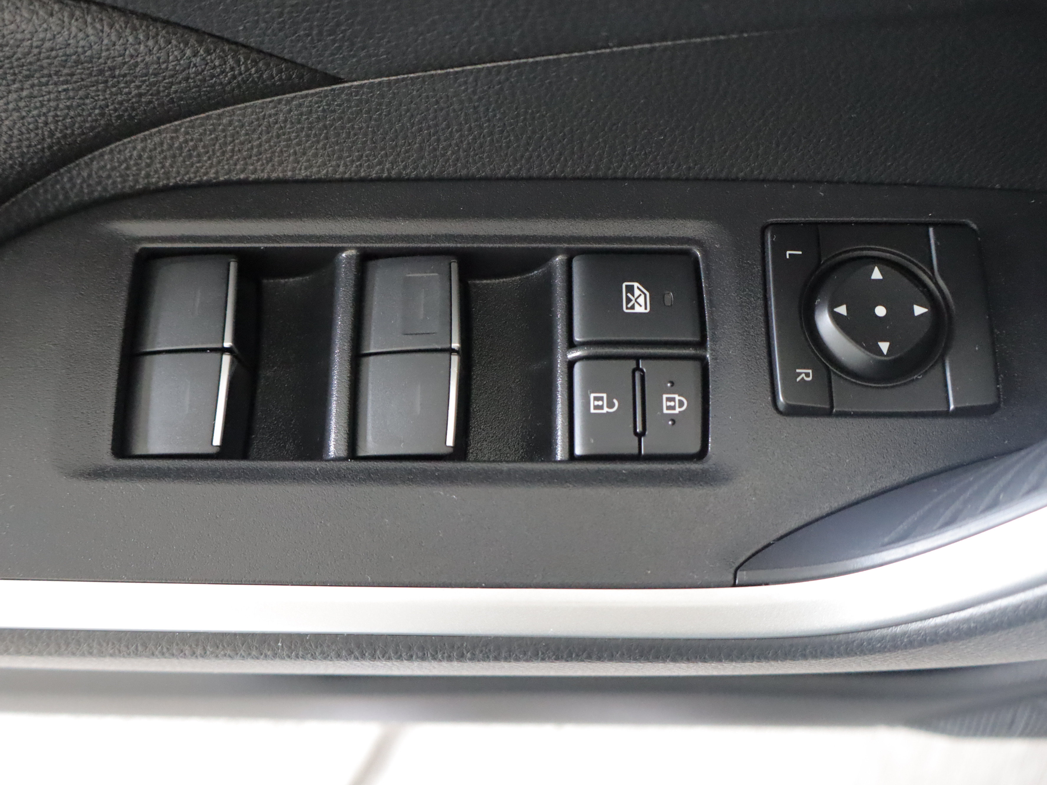 Used 2025 Toyota RAV4 XLE w/ Convenience Package AWD/4WD image 12