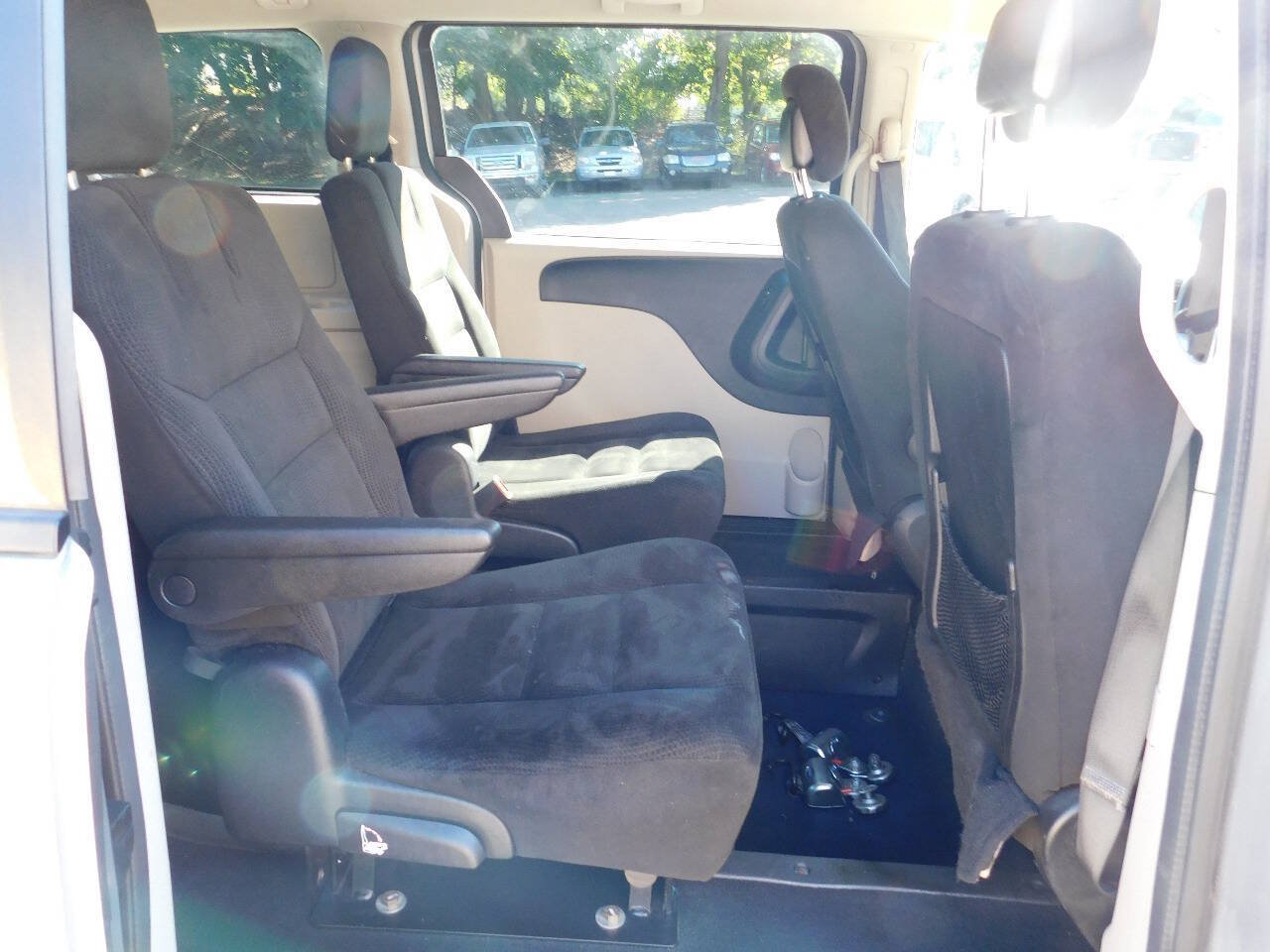 Used 2016 Dodge Grand Caravan SXT w/ Rear Park Assist Package FWD image 18