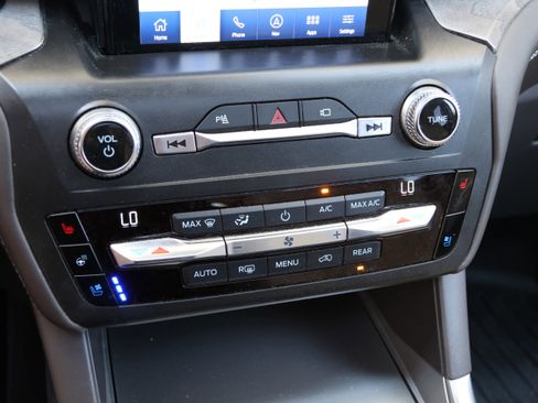 Used 2020 Ford Explorer Platinum w/ Premium Technology Package AWD/4WD image 26