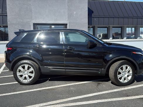 Used 2019 Land Rover Range Rover Evoque SE Premium image 2