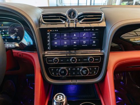 Used 2022 Bentley Bentayga AWD/4WD image 16