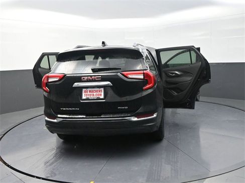 Used 2024 GMC Terrain SLT image 40