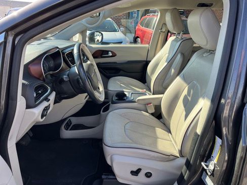 Used 2017 Chrysler Pacifica Limited w/ UConnect Theater Package image 12