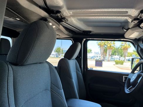 New 2025 Jeep Gladiator Sport AWD/4WD image 15