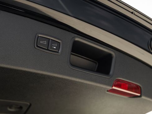 Certified 2025 Porsche Macan image 31