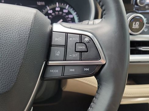 Used 2021 Toyota Highlander XLE FWD image 34