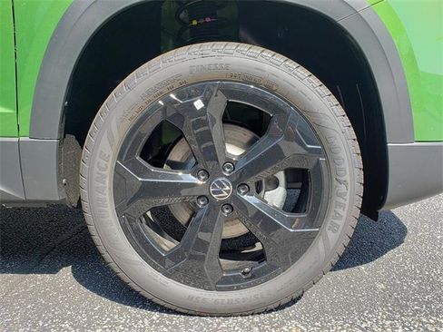 New 2025 Volkswagen Taos SE image 12