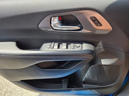 Used 2026 Chrysler Pacifica Select FWD image 32
