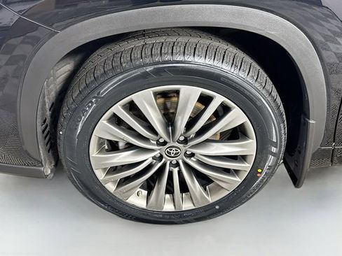 Used 2022 Toyota Highlander Platinum AWD/4WD image 4