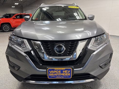 Used 2018 Nissan Rogue SV image 2