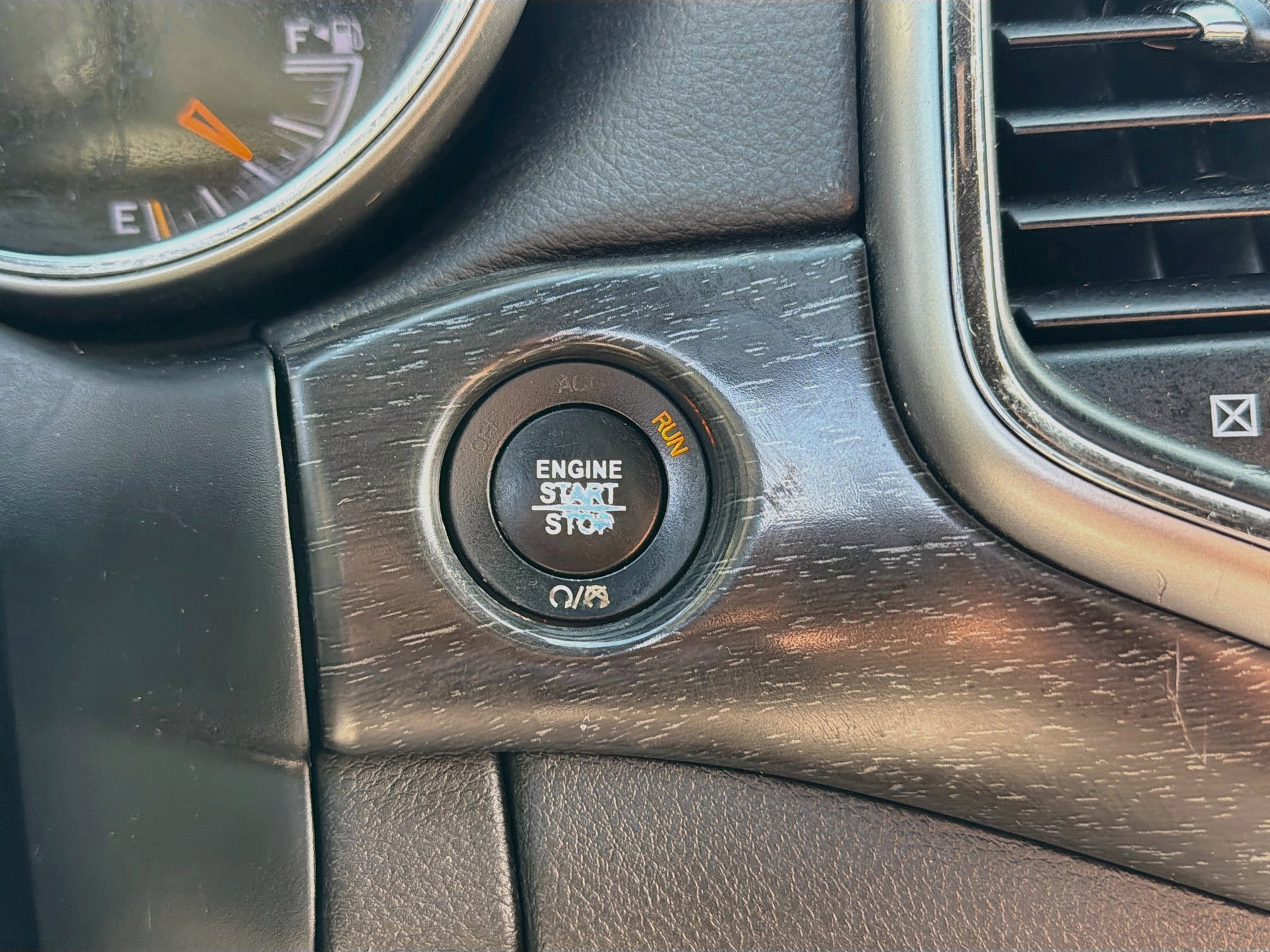 Used 2018 Jeep Grand Cherokee Laredo AWD/4WD image 14