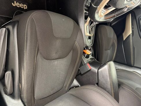 Used 2017 Jeep Cherokee Latitude FWD image 11