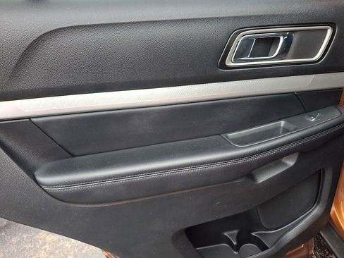 Used 2017 Ford Explorer XLT image 12