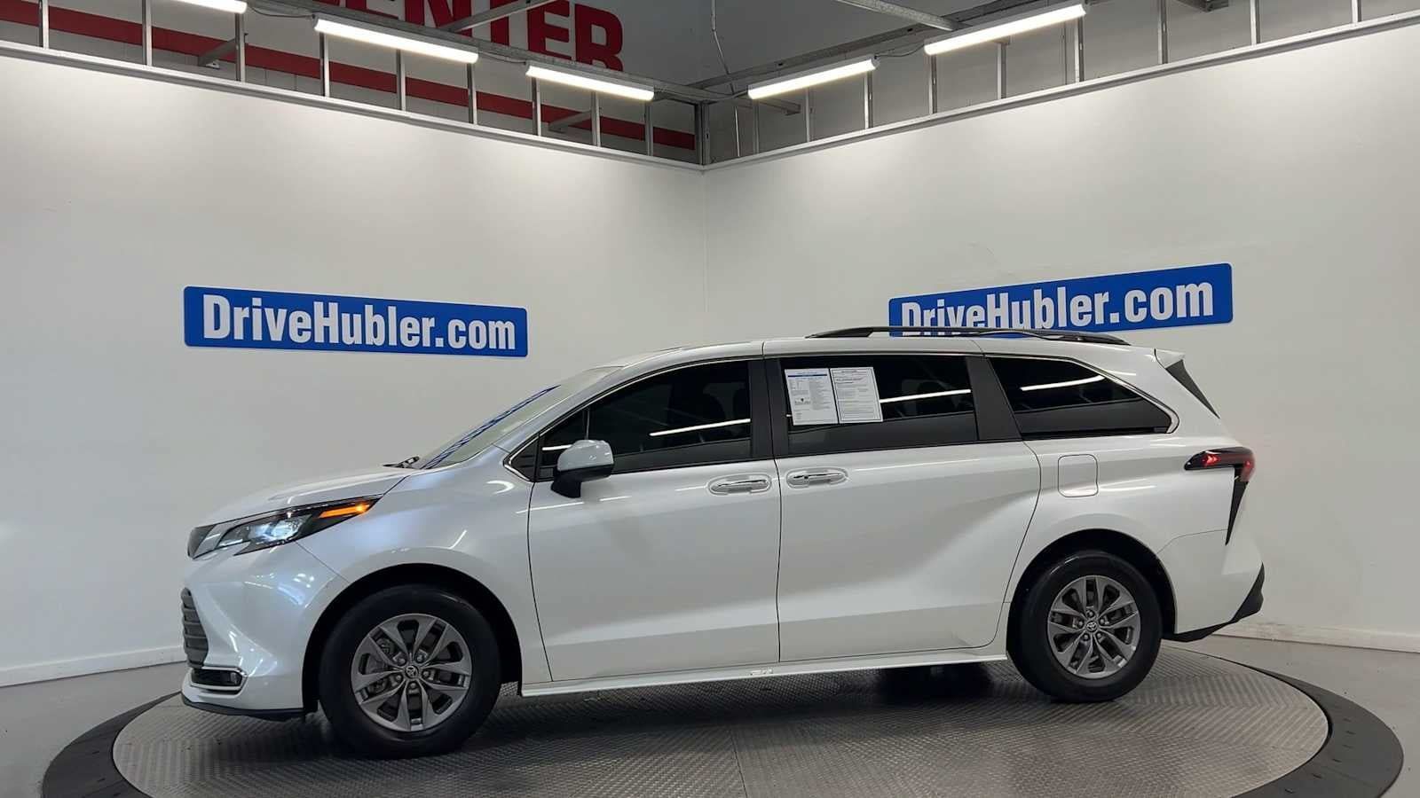 Used 2024 Toyota Sienna XLE FWD image 4