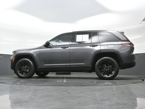 Used 2024 Jeep Grand Cherokee Altitude AWD/4WD image 31