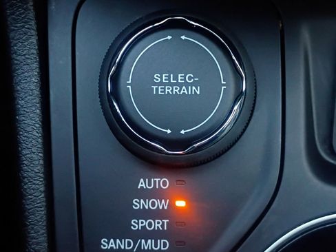 Used 2023 Jeep Cherokee Altitude Lux image 10