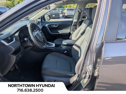 Used 2025 Toyota RAV4 XLE AWD/4WD image 9