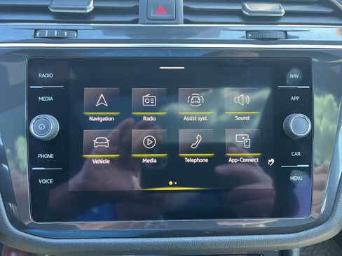 Used 2022 Volkswagen Tiguan SEL R-Line image 31