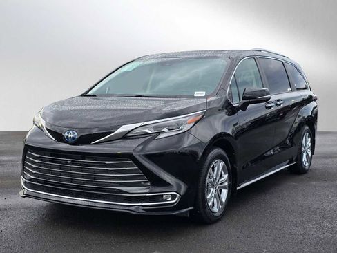 Used 2023 Toyota Sienna Platinum image 3