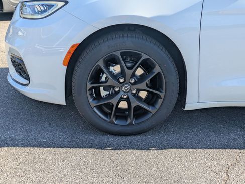 New 2026 Chrysler Pacifica Limited image 35