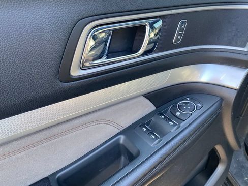 Used 2017 Ford Explorer XLT w/ XLT Technology Feature Bundle AWD/4WD image 13