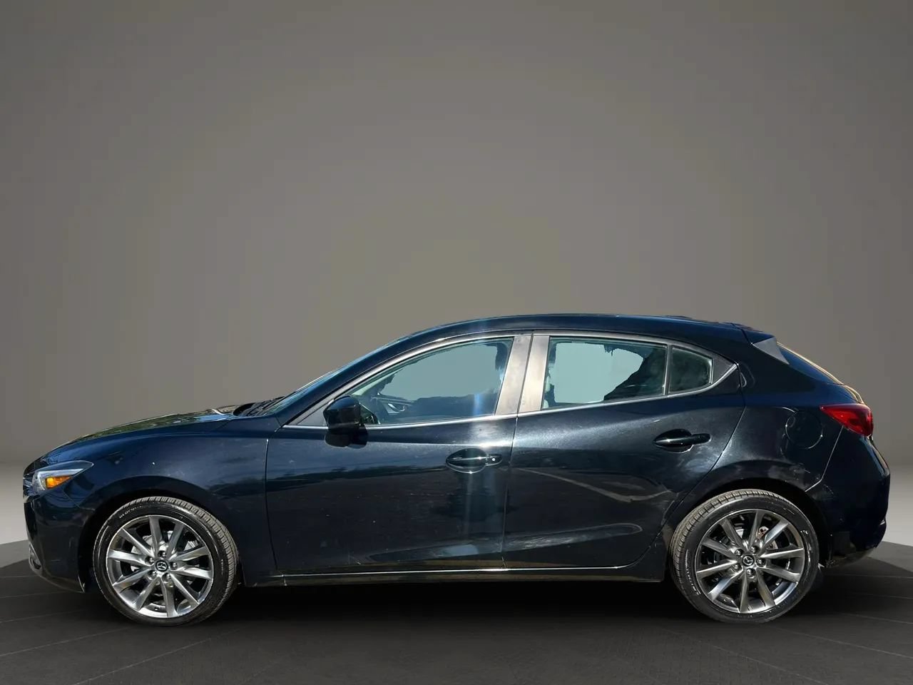 Used 2018 MAZDA MAZDA3 Grand Touring w/ Premium Equipment Package FWD image 8
