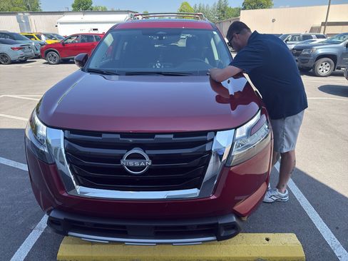 Certified 2024 Nissan Pathfinder SL w/ SL Premium Package FWD image 3