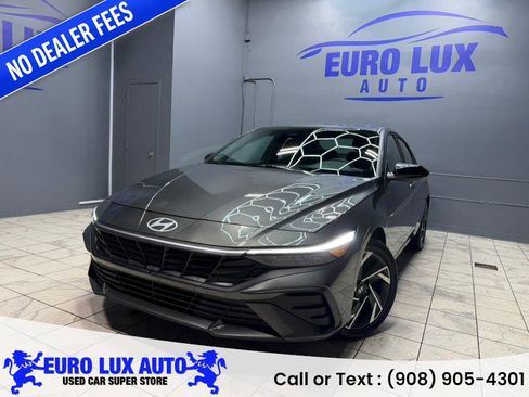 Used 2025 Hyundai Elantra Sport FWD image 1