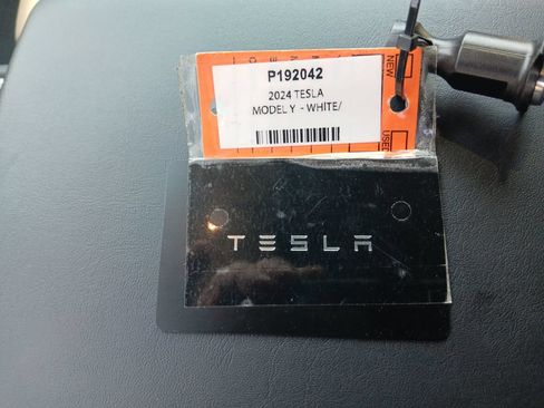 Used 2024 Tesla Model Y Long Range AWD/4WD image 29