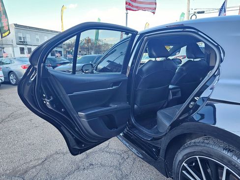 Used 2021 Toyota Camry SE image 10