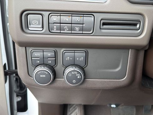 Used 2023 Chevrolet Tahoe Z71 w/ Luxury Package AWD/4WD image 20