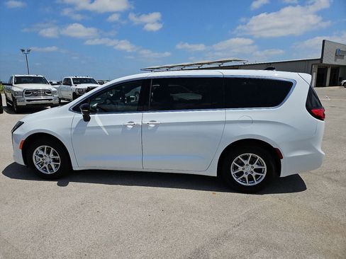 New 2027 Chrysler Pacifica Select FWD image 3
