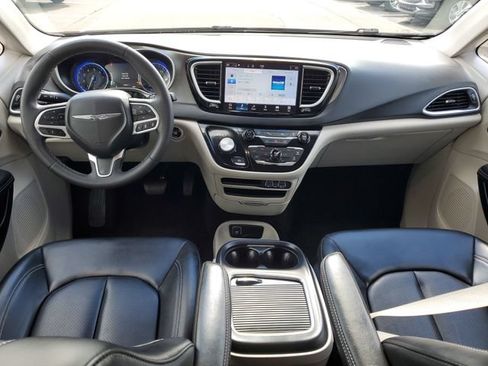 Used 2023 Chrysler Pacifica Touring-L FWD image 29