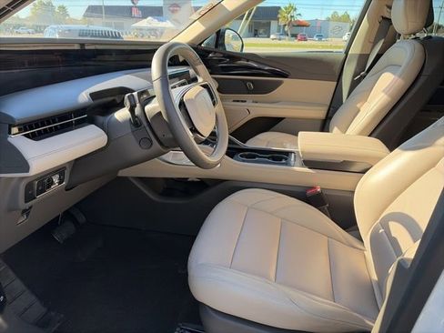 Used 2025 Lincoln Nautilus Premier image 10