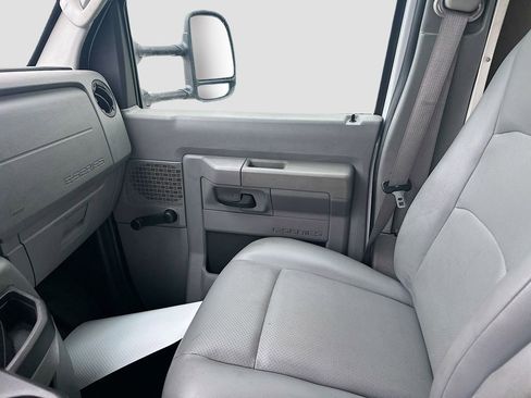 Used 2017 Ford E-450 and Econoline 450 Super Duty RWD image 17