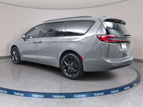 Used 2022 Chrysler Pacifica Limited w/ Uconnect Theater Family Group AWD/4WD image 8