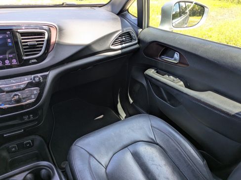 Used 2020 Chrysler Pacifica Touring-L FWD image 16