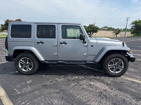 Used 2018 Jeep Wrangler Unlimited Sahara AWD/4WD image 4