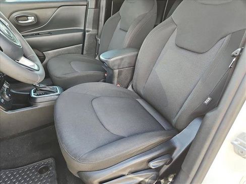 Used 2023 Jeep Renegade Latitude AWD/4WD image 16