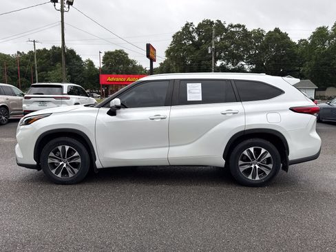 Used 2023 Toyota Highlander XLE FWD image 2