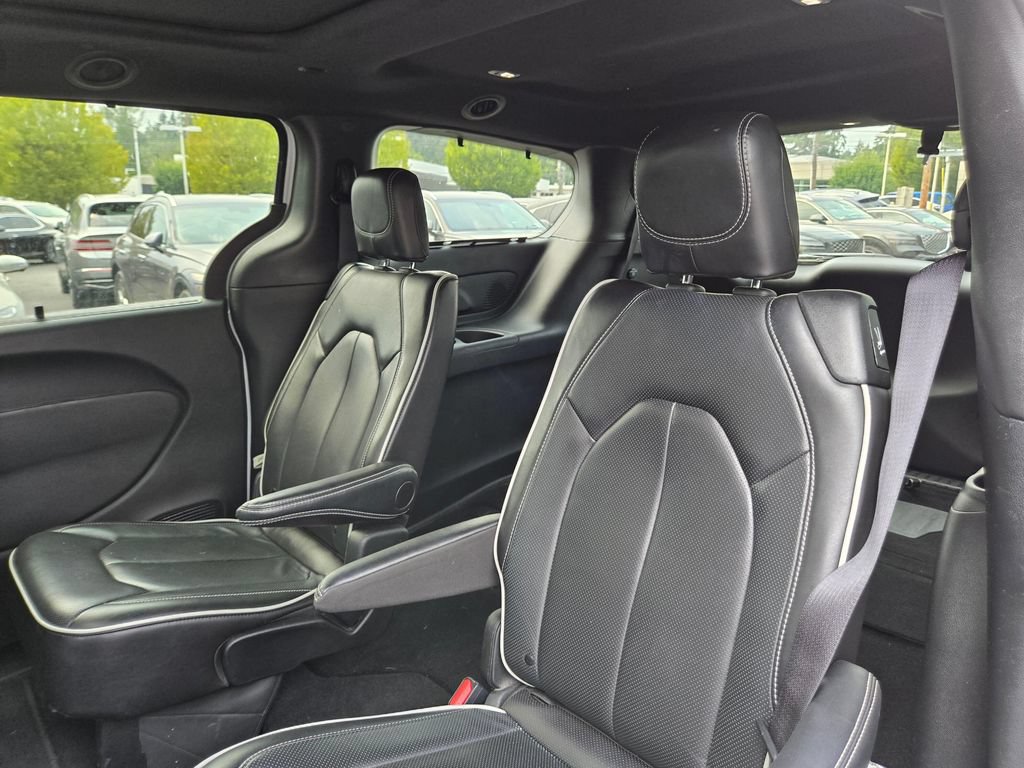 Used 2025 Chrysler Pacifica Limited FWD image 17