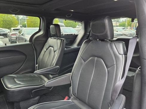 Used 2025 Chrysler Pacifica Limited FWD image 17