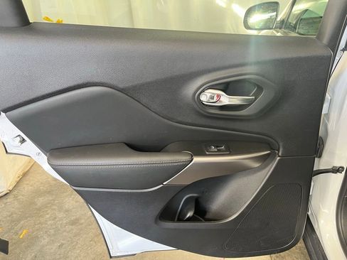 Used 2022 Jeep Cherokee Limited image 23