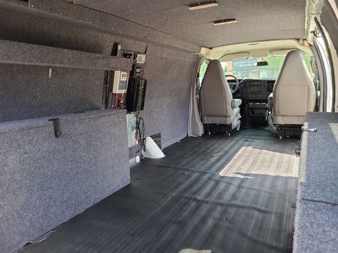 Used 2018 Chevrolet Express 2500 Extended image 35