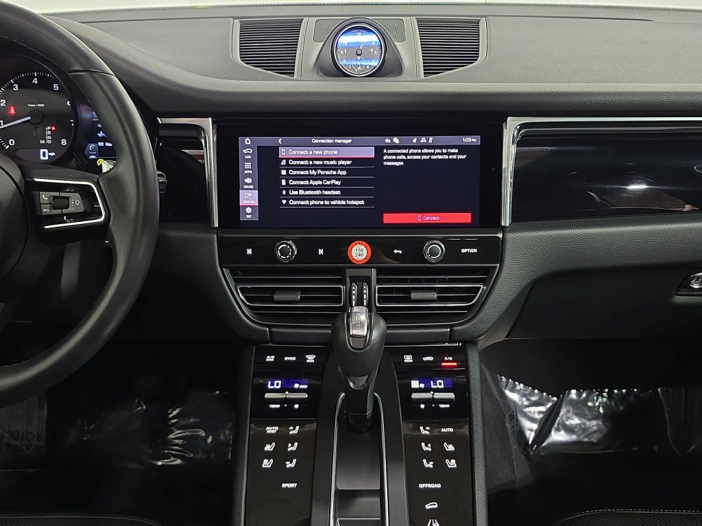 Certified 2026 Porsche Macan AWD/4WD image 16