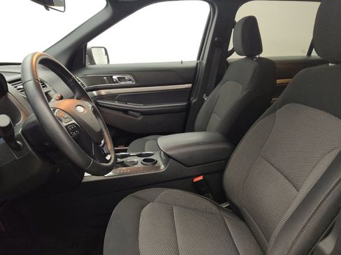 Used 2018 Ford Explorer XLT FWD image 17