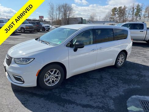 Used 2024 Chrysler Pacifica Touring-L image 5