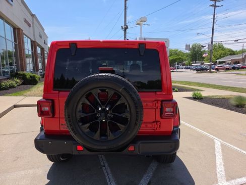 Certified 2025 Jeep Wrangler Unlimited Sahara w/ Safety Group AWD/4WD image 12