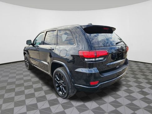 Used 2017 Jeep Grand Cherokee Altitude image 3