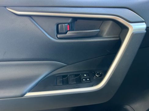 Used 2019 Toyota RAV4 LE FWD image 15